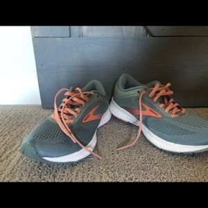 Brooks women’s Running shoes (Transmit 2), size 6